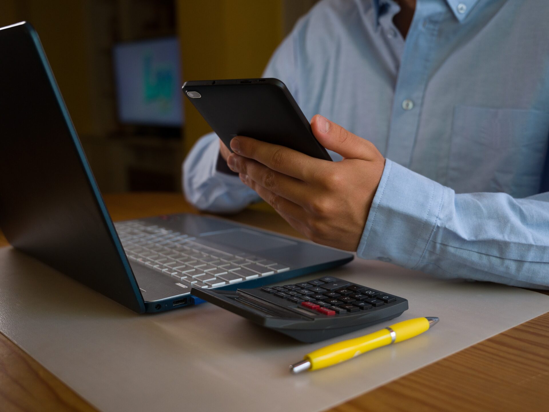 Worker digital downtime - using phone in office
